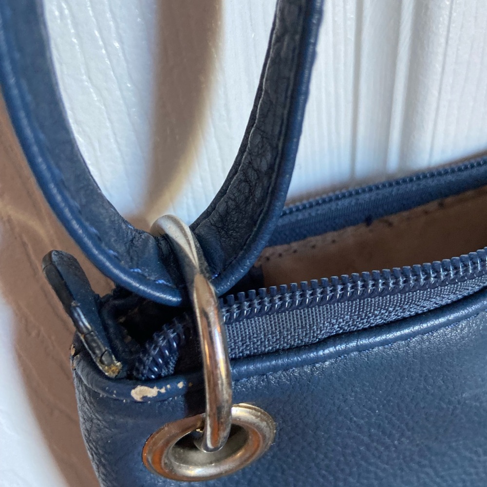 Blue Roots purse with adjustable strap - Picture 3 of 4